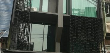 Space for rent in commercial building l 180 sq.m l 400 m. from BTS Prakanong