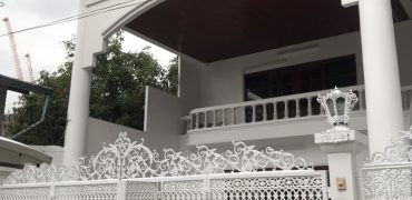 (MP-855) Townhouse l 4 bedrooms l Partially furnished l 2 k.m. to BTS Thonglo