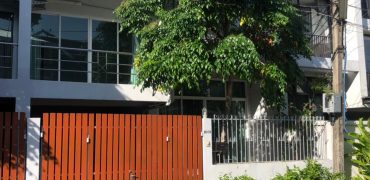 (MP-998) Townhouse 4 bedrooms l Partially furnished l Sukhumvit 63 l 3 k.m. to BTS Ekkamai