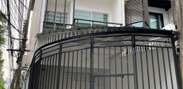 (MP-1256) Townhouse l 3 storeys l Partially-Furnished l 1 k.m. to BTS Ekkamai