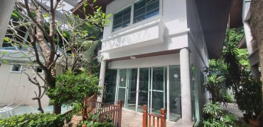 (MP-1282) Detached house l 4 Bedrooms l Swimming pool access l 280 Sq.m l Ekkamai